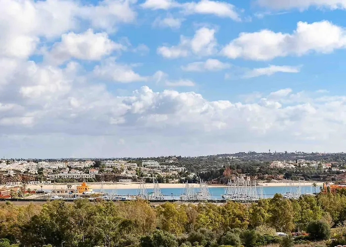 Stylish With View דירה